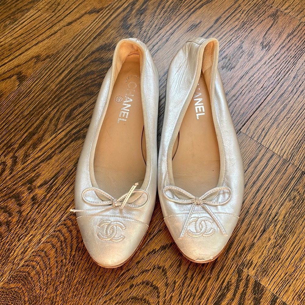 Chanel silver ballet flats size 37.5 (fits 6-7)